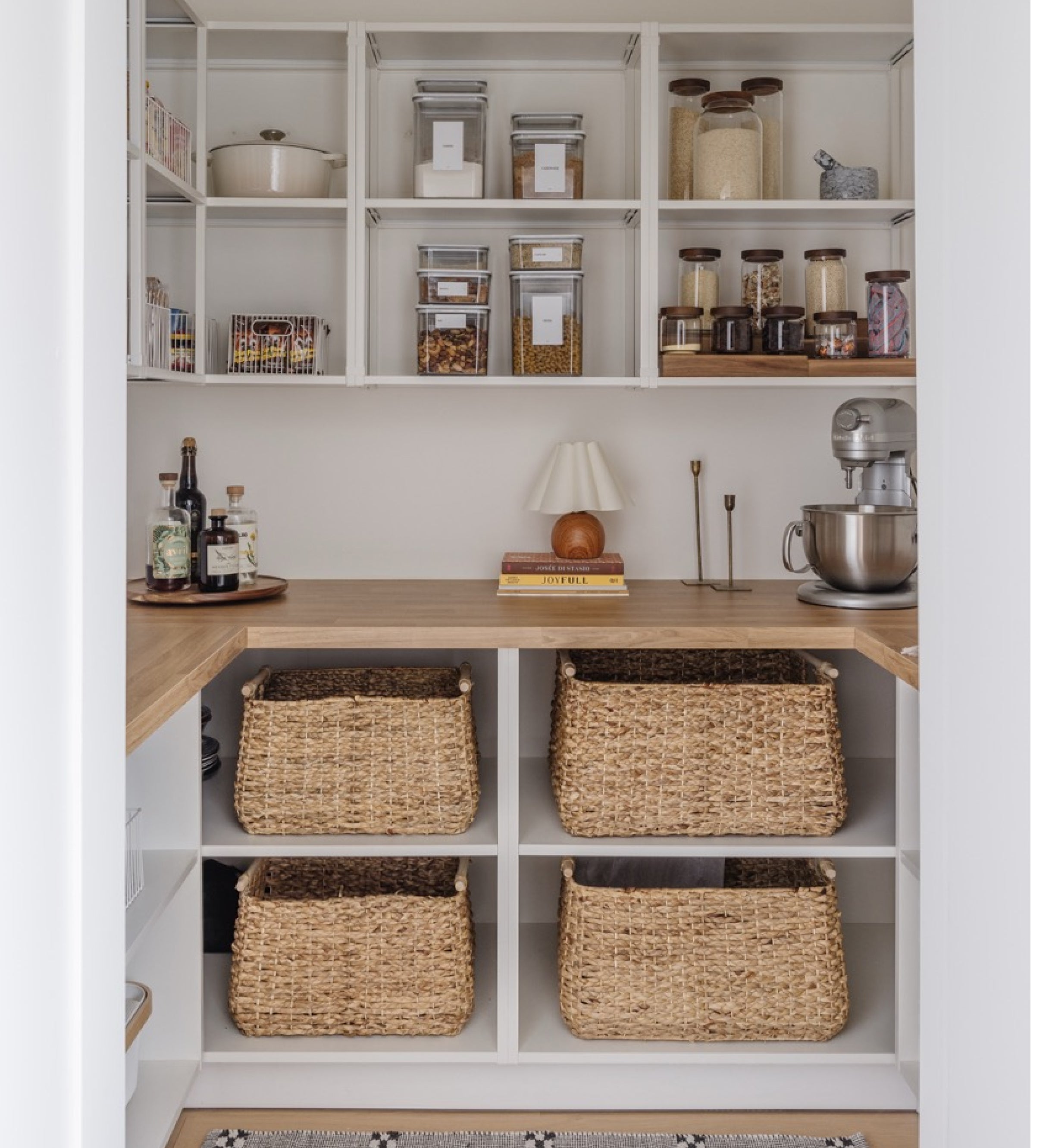 Organisation back kitchen avec matériaux premium - Symétrie