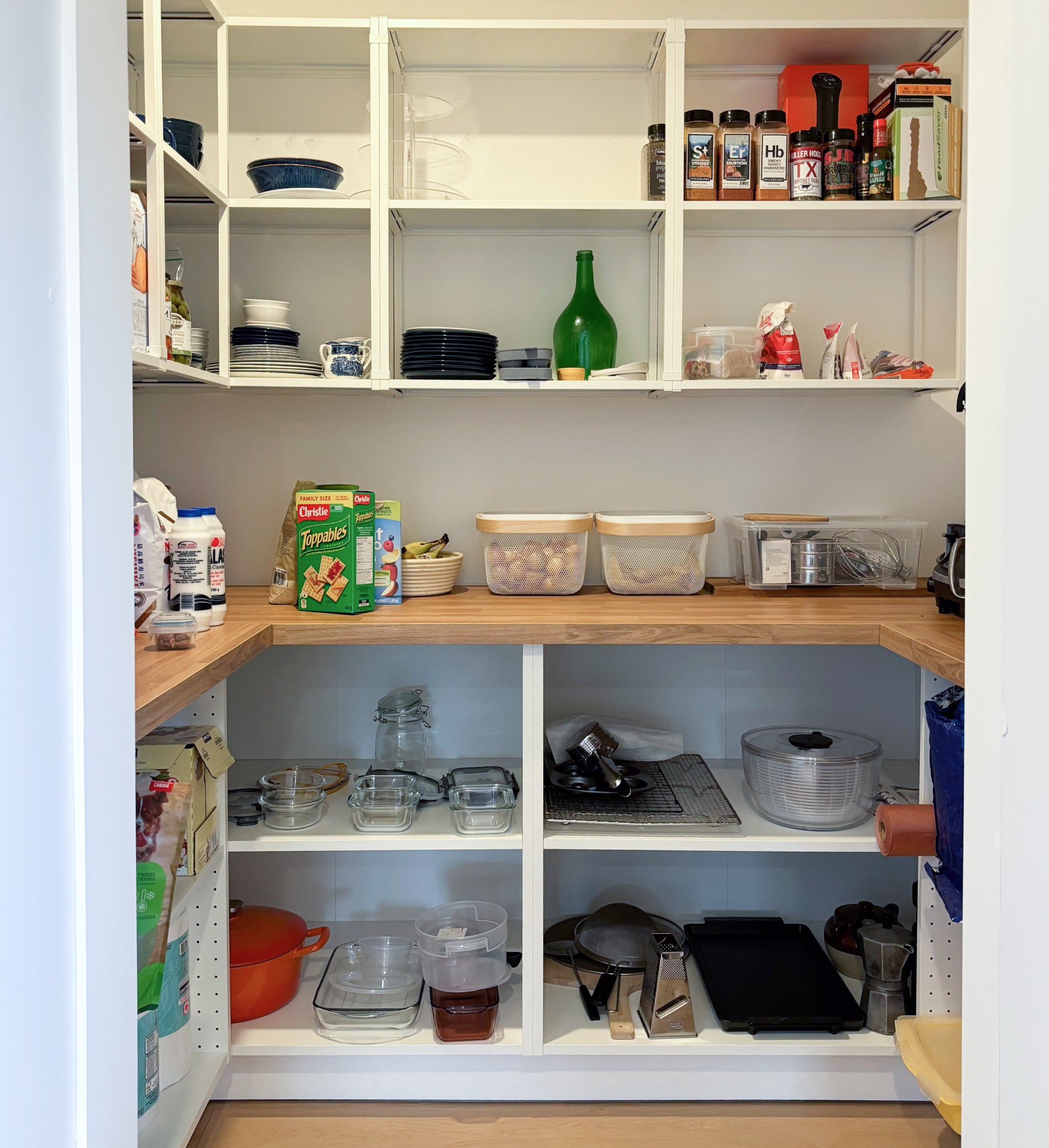 Organisation back kitchen avec matériaux premium - Symétrie