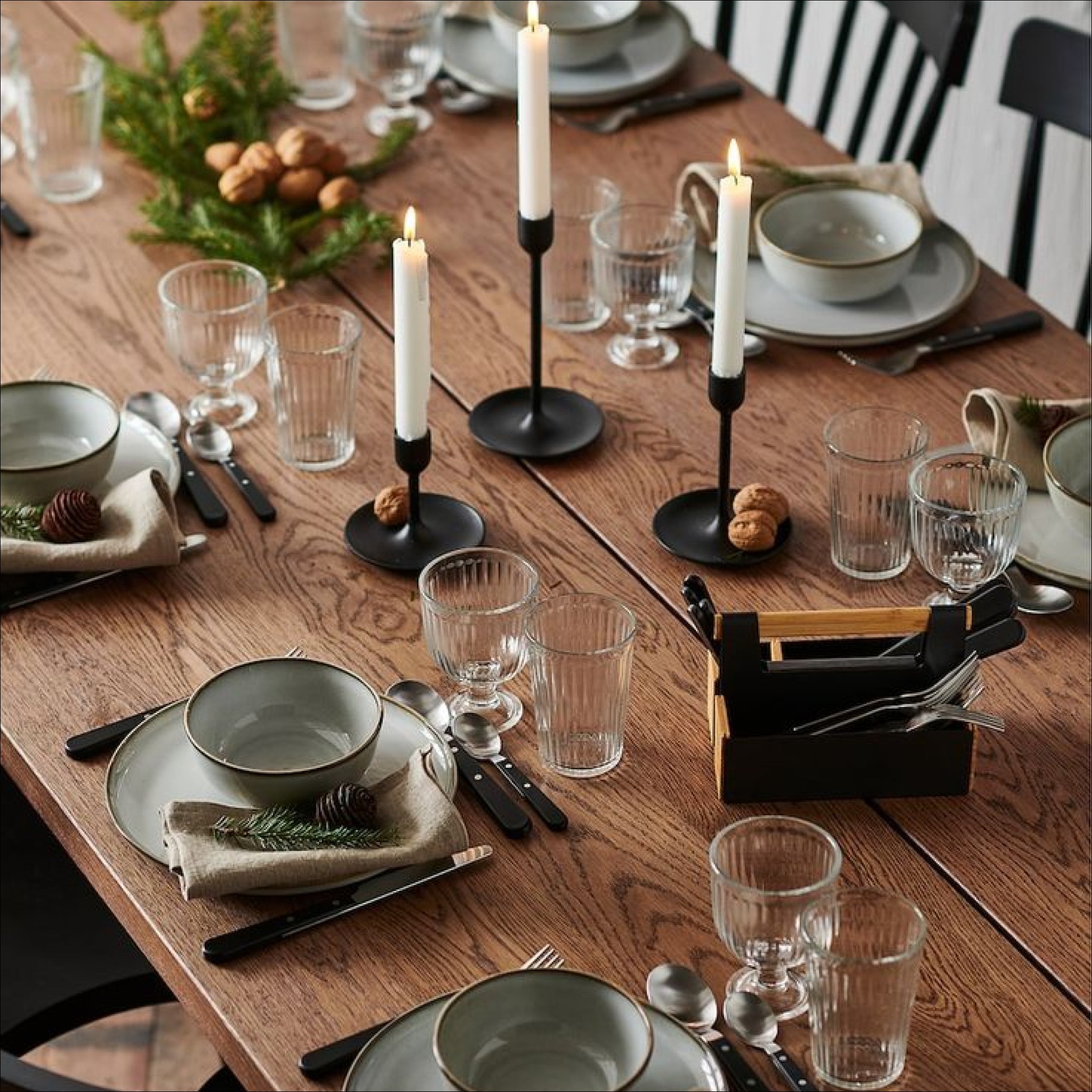 Dresser une table élégante et minimaliste pour le temps des Fêtes - Symétrie